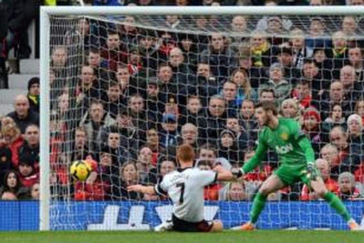 Gelandang Fulham, Steve Sidwell (kiri), mencetak gol ke gawang Manchester United yang dikawal David de Gea (kanan) pada laga Premier League di Stadion Old Trafford, Manchester, Minggu (9/2/2014).