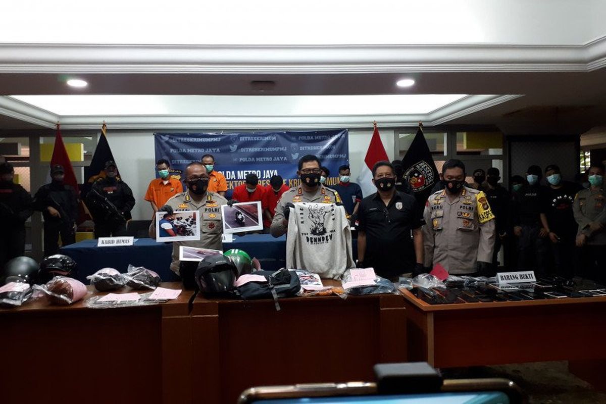 Kapolda Metro Jaya Inspektur Jenderal Polisi Nana Sudjana (kedua kiri) pimpin jumpa pers penangkapan pelaku begal sepeda di Mako Polda Metro Jaya, Sabtu (7/11/2020). 
