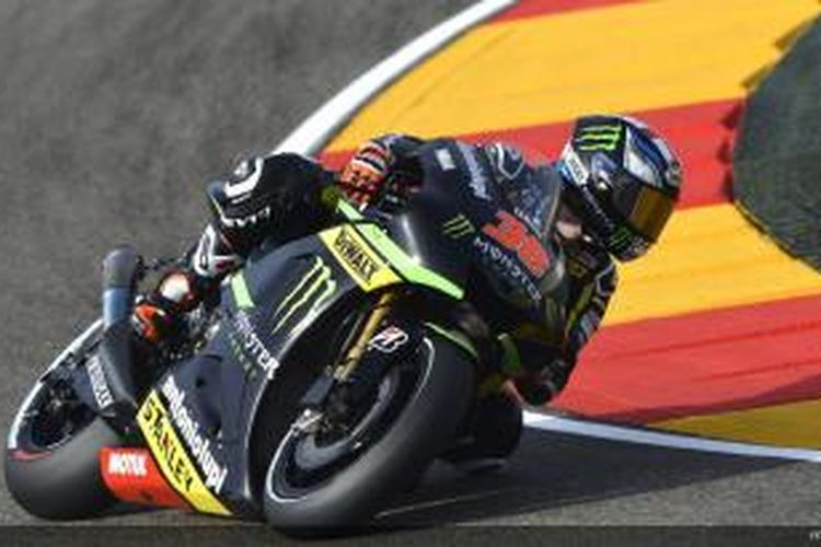 Pebalap Yamaha Tech3 asal Inggris, Bradley Smith, memacu motornya pada sesi latihan bebas dua GP Aragon yang berlangsung di Sirkuit MotorLand Aragon, Jumat (27/9/2013).