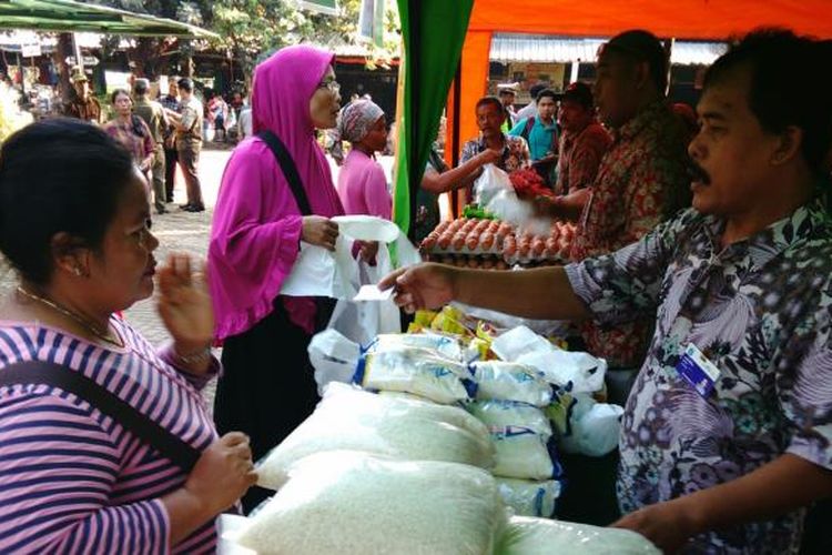 Warga berbelanja kebutuhan bahan pokok dan daging di operasi pasar di Pasar Induk Kramatjati, Jakarta Timur. Jumat (24/6/2016)