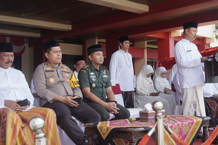 Sekda Kabupaten Sumenep Edi Rasiyadi terlihat sedang memimpin Upacara Peringatan Hari Santri Nasional 2024 di halaman Kantor Bupati, Kabupaten Sumenep, Jatim, Selasa (22/10/2024).