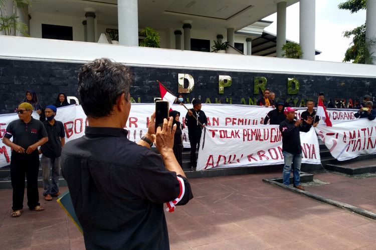 Puluhan warga Blitar Raya yang menamakan diri Gerakan Rakyat Blitar Menggugat menggelar unjuk rasa mendukung penggunaan hak angket kecurangan Pemilu 2024 di depan Gedung DPRD Kabupaten Blitar, Kamis (7/3/2024