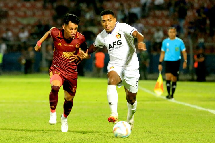 Pemain Persik Kediri Kelly Sroyer ditempel ketat pemain PSM Makassar saat laga pekan ke-23 Liga 1 2023-2024 yang berakhir dengan skor 1-1 di Stadion Brawijaya Kediri, Jawa Timur, Senin (18/12/2023) sore.
