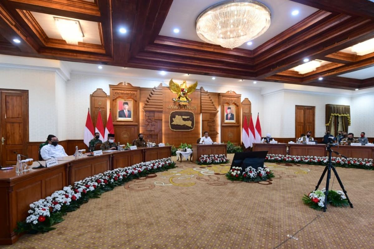 Suasana Rapat saat Presiden memberikan arahan pada jajaran Gugus Tugas Provinsi Jawa Timur di Gedung Grahadi, Kota Surabaya (25/6/2020)