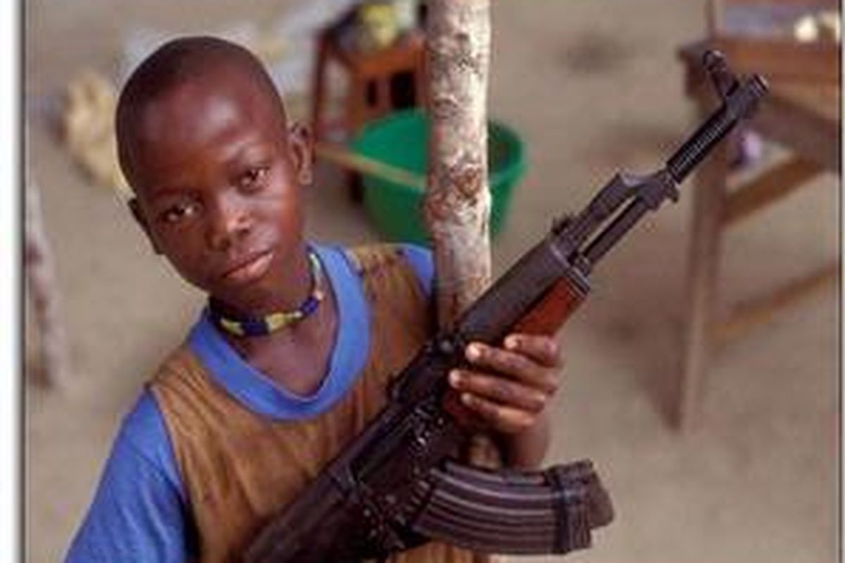 Banyak anak-anak dipaksa menjadi tentara di Sierra Leone selama perang.