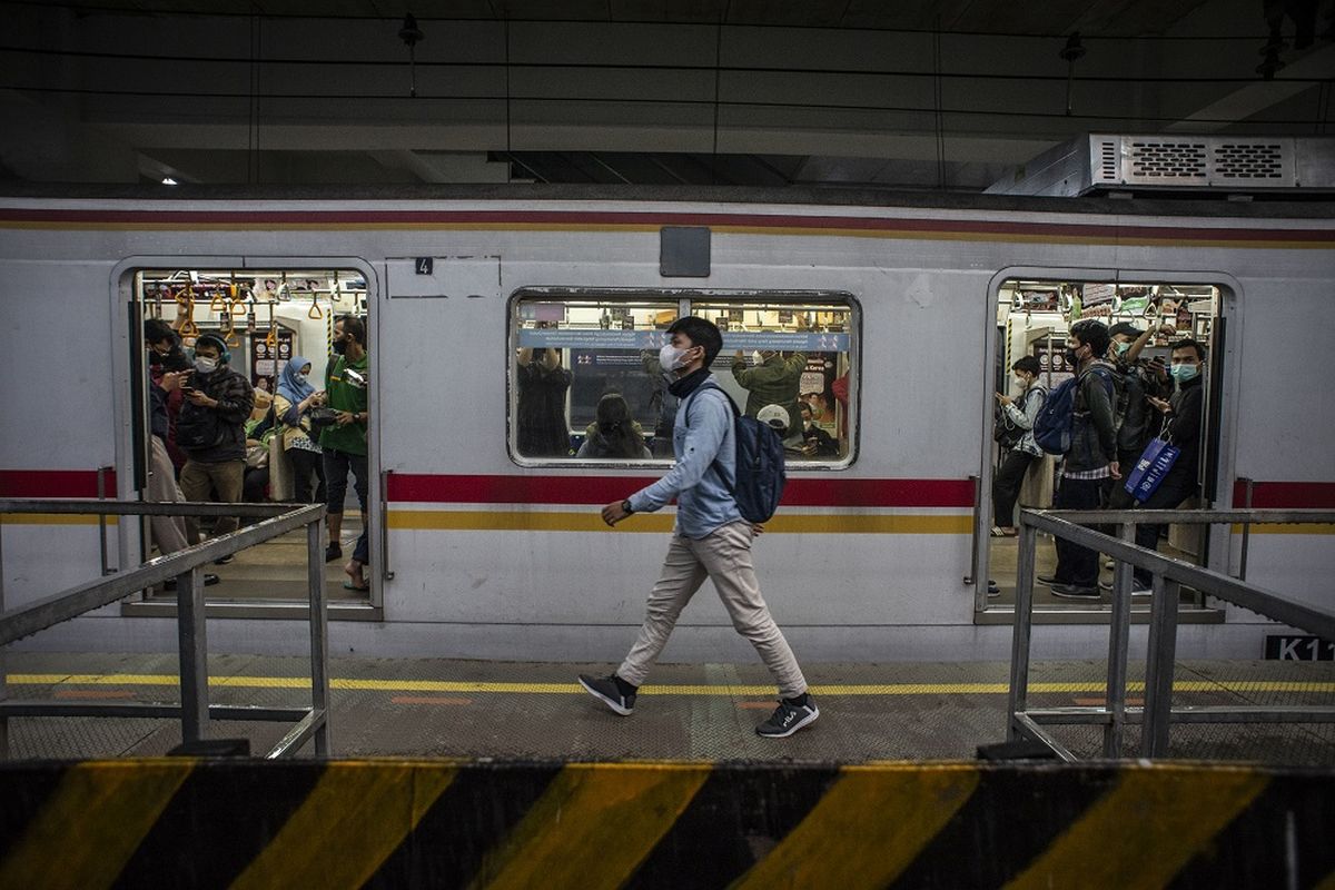 Penumpang berada di dalam rangkaian kereta rel listrik (KRL) di Stasiun Manggarai, Jakarta, Kamis (6/5/2021). KAI Commuter membatasi layanan operasional perjalanan KRL Commuter Line Jabodetabek mulai tanggal 6-17 Mei 2021 dengan menggeser jam operasi KRL Jabodetabek dari normalnya 04.00-22.00 WIB menjadi 04.00-20.00 WIB sementara untuk Stasiun Rangkasbitung, Citeras, Maja, dan Cikoya tidak akan melayani naik turun pengguna KRL. ANTARA FOTO/Aprillio Akbar/foc.