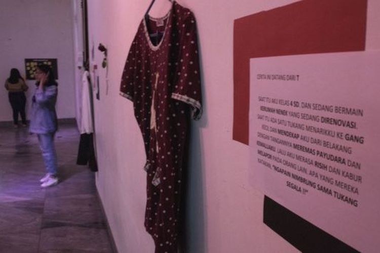 Sejumlah pakaian dipajang pada Pameran Pakaian Penyintas Kekerasan Seksual di Gedung Indonesia Menggugat, Bandung, Jawa Barat, pada 2019 lalu. Pameran tersebut bertujuan mengampanyekan dan memberikan pesan tentang bentuk bentuk kekerasan seksual melalui simbol pakaian dari sisi korban agar masyarakat tidak lagi diam terhadap tindak kekerasan seksual. 