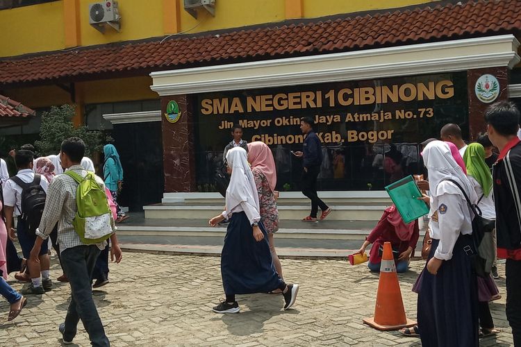 Ratusan orangtua berebut nomor antrean PPDB di SMAN 1 Cibinong, Senin (17/6/2019).