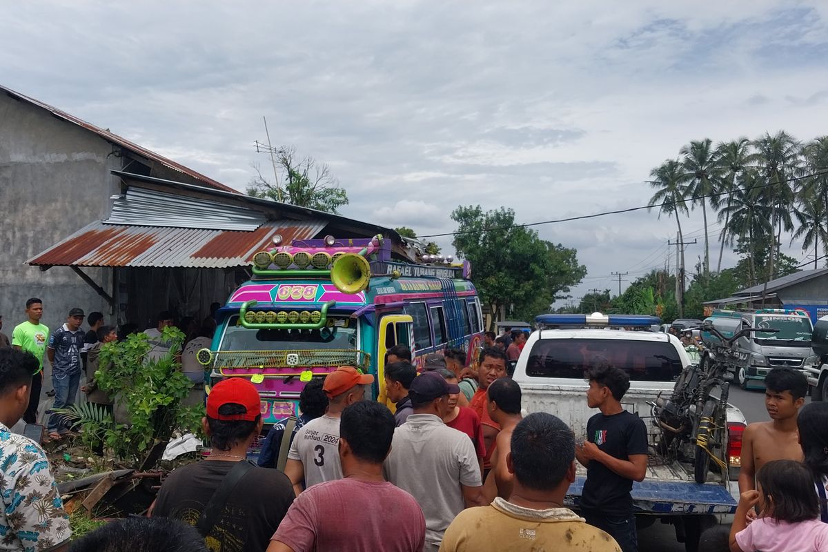 Suasana kecelakaan bus penumpang tabrak becak barang di Jalan Jamin Ginting Km 19-20, Desa Namoriam, Kecamatan Pancur Batu, Kabupaten Deli Sedang, Provinsi Sumatera Utara pada Minggu (12/10/2025).
