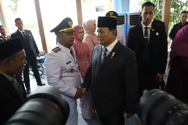 Bupati Gresik Fandi Akhmad Yani atau Gus Yani berjabat tangan dengan Presiden Prabowo Subianto usai pelantikan kepala daerah serentak di Istana Kepresidenan, Jakarta, Rabu (20/2/2025). Gus Yani menegaskan komitmennya untuk mempercepat pembangunan Gresik melalui program Nawakarsa