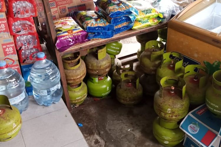 Pantauan Pedagang Gas LPG 3kg di Toko Kelontong Jambangan, Surabaya. Terlihat Banyak Tabung yang Belum Diisi Ulang pada Sabtu (01/02/25).
