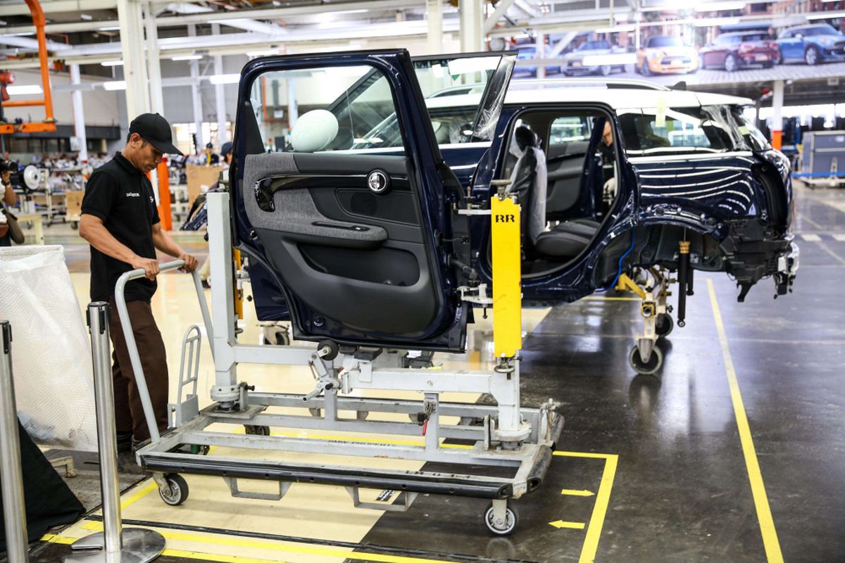 Pekerja menyelesaikan perakitan mobil New Mini Cooper Countryman di pabrik BMW Production Network 2, PT Gaya Motor, Jakarta Utara, Kamis (6/9/2018). Edisi pertama yang dirakit terdiri dari dua varian, yakni MINI Cooper Countryman dan New MINI Cooper S Countryman Sports.