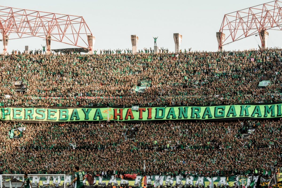 Bonek Mania memenuhi tribune Stadion Gelora Bung Tomo.