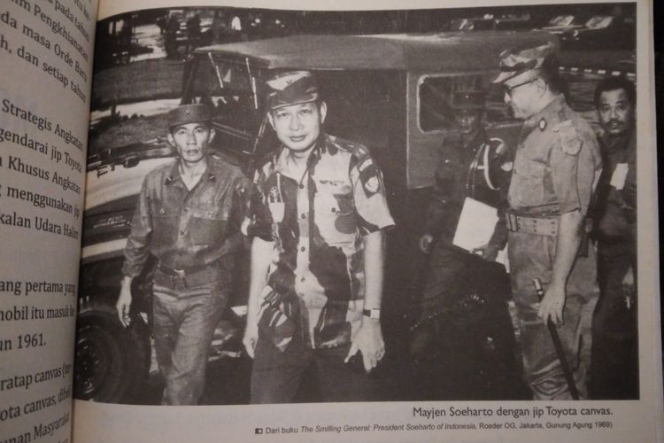 Mayjen Soeharto dengan jip Toyota canvas