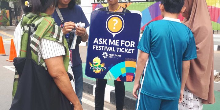 Panitia penyelenggara Asian Games 2018 atau Inasgoc menyiagakan beberapa petugas untuk menjual tiket festival seharga Rp 10.000 di sepanjang pintu 2 hingga pintu 5, Gelora Bung Karno, Jakarta Pusat, Jumat (24/8/2018).