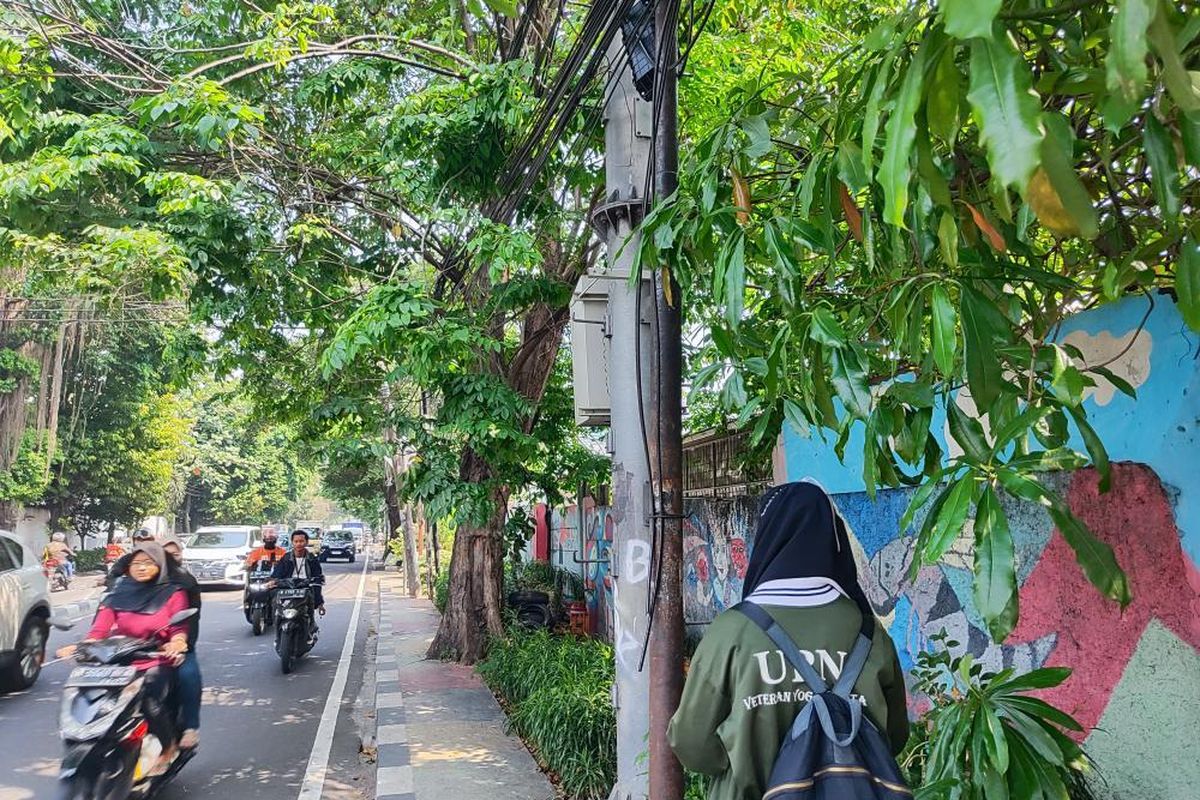 TKP pengendara ojek online yang tewas usai menghindari kabel yang melintang di Jalan Brigjen Katamso, Palmerah, Jakarta Barat, Jumat (4/8/2023) 