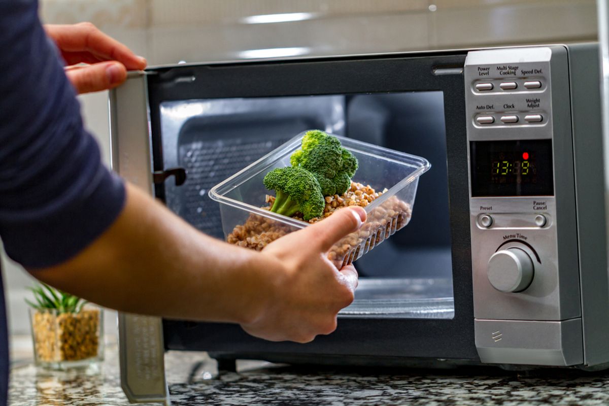 Ilustrasi memanaskan makanan dalam plastik dengan microwave.