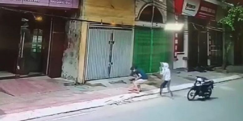 Jatuh dari Balkon Lantai 1, Bocah 4 Tahun Ini Diselamatkan Pengguna Jalan - Vimarsana News