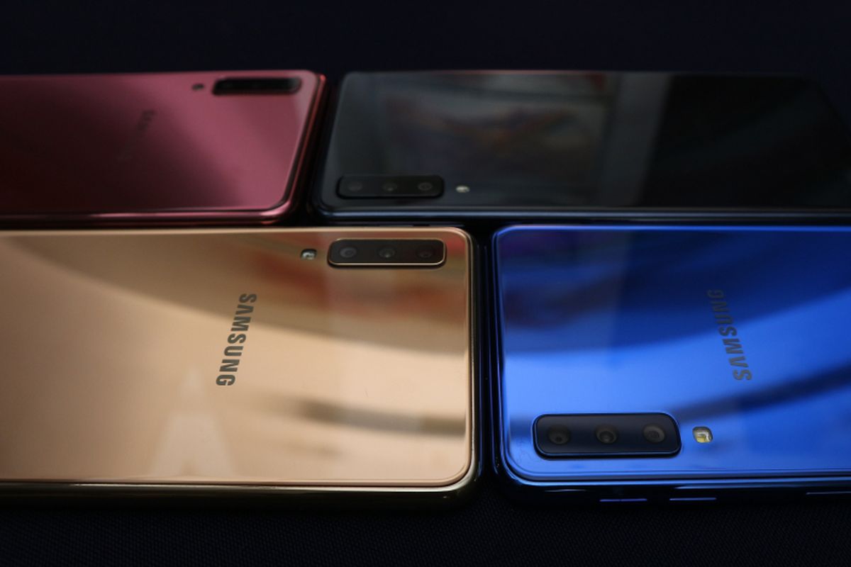 Lebih dekat dengan susunan tiga kamera belakang Galaxy A7 (2018)