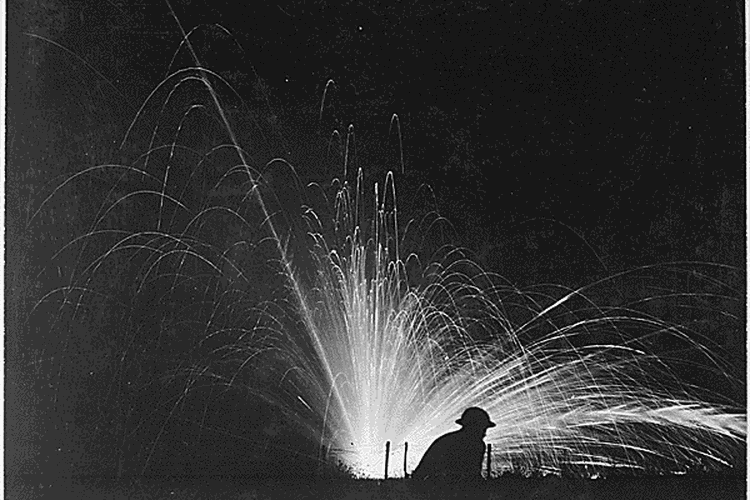Penggunaan bom fosfor putih pada masa Perang Dunia I.