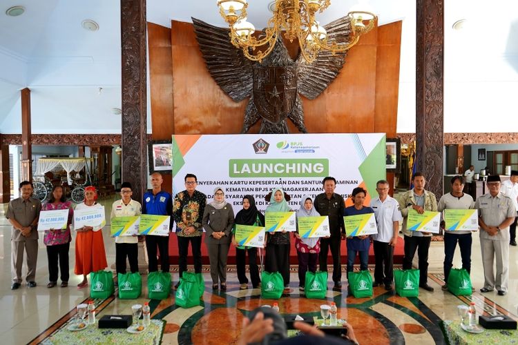 Bupati Blitar Rini Syarifah dalam penyerahan bantuan dari BPJS. 