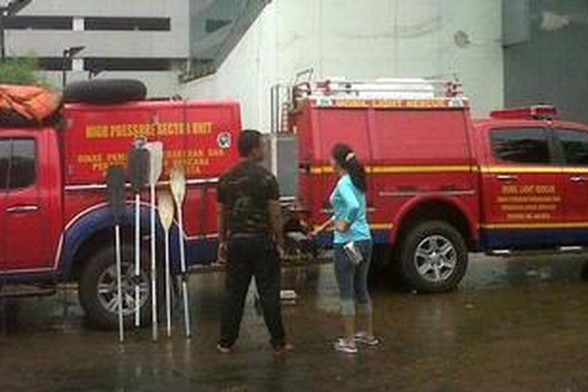 Ilustrasi : Dua unit mobil milik Dinas Pemadam Kebakaran dan Penanggulangan Bencana DKI Jakarta diterjunkan dalam upaya pencarian korban yang diduga terjebak di gedung UOB Plaza, Jalan MH Thamrin Jakarta, Jumat (18/1/2013). 