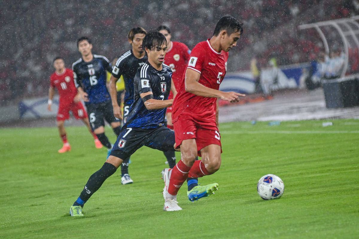 Jadwal Indonesia vs Jepang - Aksi bintang Timnas Jepang Kaoru Mitoma melakukan pressing lebih dini kepada pemain Timnas Indonesia Rizky Ridho dalam pertandingan Kualifikasi Piala Dunia 2026 Zona Asia antara Indonesia vs Jepang, Jumat (15/11/2024) di Stadion Gelora Bung Karno Jakarta.