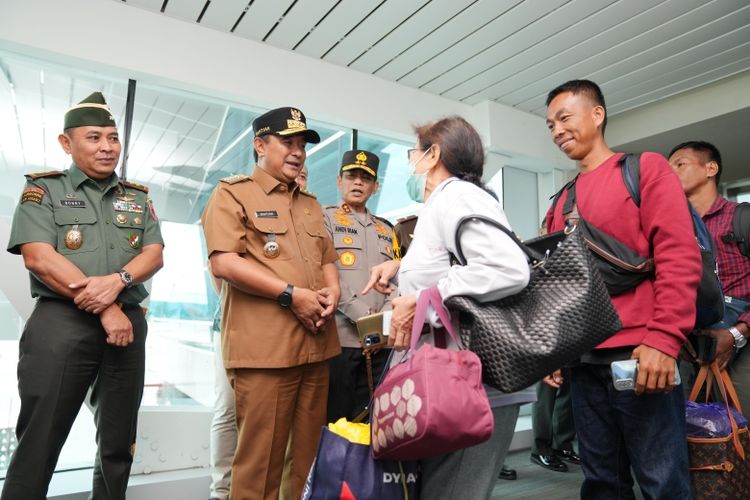 Pj Gubernur Sulsel Bahtiar (berseragam cokelat) saat meresmikan penerbangan rute Makassar-Banjarmasin.