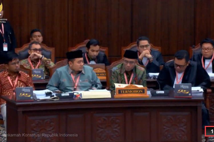Ketua Komisi Pemilihan Umum (KPU) Hasyim Asy'sri ssat menghadiri sidang lanjutan sengketa hasil Pemilihan Presiden (Pilpres) 2024 di Gedung Mahkamah Konstitusi, Jakarta, Selasa (2/4/2024).