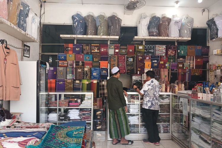 Pedagang Perlengkapan Haji di Gresik: Jualan Tak Seramai Musim Haji Tahun-tahun Sebelumnya