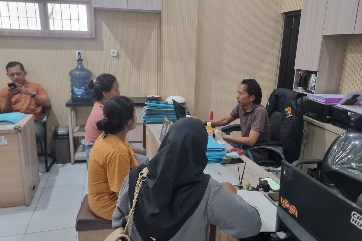 DIBEGAL: Dua warga Jember yang mengaku dibegal saat diperiksa polisi.