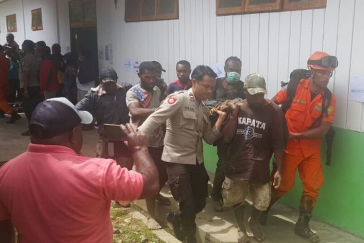 Korban selamat pesawat Dimonim yang jatuh di Gununk Menuk, Distrik Aerambakon, Papua, tiba di RSUD Oksibil, Minggu (12/8/2018).