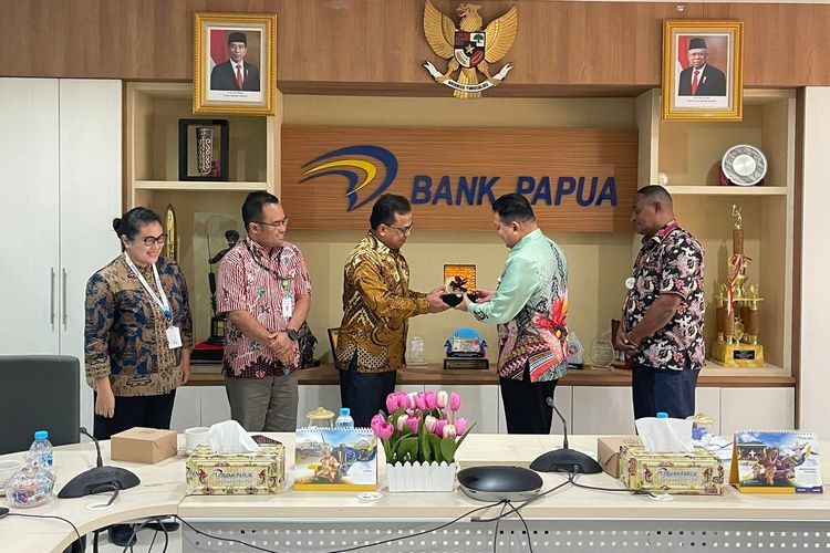 Deputi Komisioner Bidang Administrasi dan Hukum BP Tapera Wilson Lie Simatupang saat melakukan assessment BPD Papua terhadap penyaluran bantuan pembiayaan Rumah tapera pada 14 Mei 2024