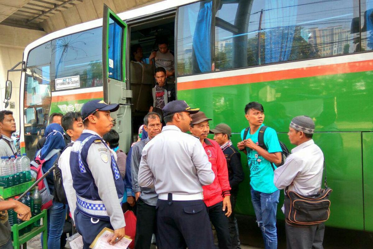 Penumpang Mayasari Bakti AC 73 Kampung Rambutan yang naik bus berikutnya karena diturunkan di Kebayoran Lama pada Senin (4/9/2017).