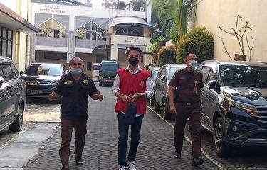 Terdakwa kasus pelanggaran UU ITE, selebgram Adam Deni tiba di Pengadilan Jakarta Utara, di kawasan Gajah Mada, Jakarta Pusat untuk menjalani sidang pembacaan duplik, Senin (20/6/2022).
