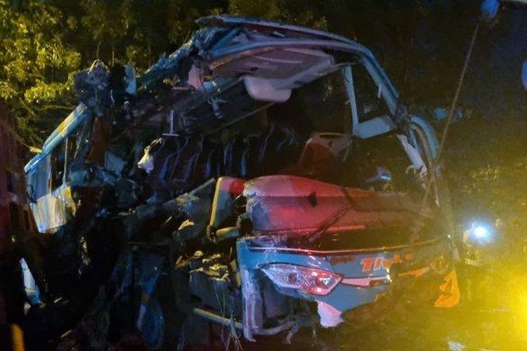 Kecelakaan bus di Gresik tewaskan 5 peziarah asal Kabupaten Pasuruan, Sabtu (27/1/2024). Bus pariwisata yang membawa rombongan peziarah tersebut menabrak truk di jalur pantura, Kecamatan Bungah, Gresik, sekitar pukul 22.00 WIB.