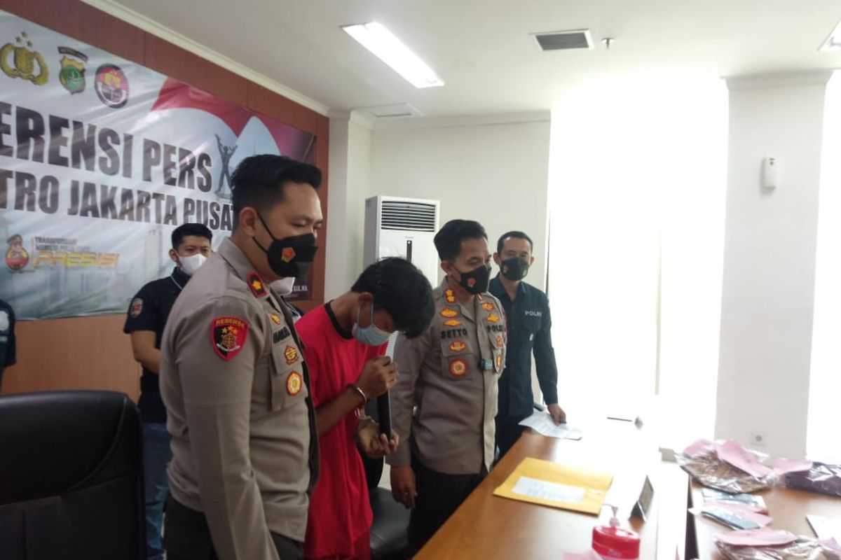 A (22) mengaku menyesal atas perbuatannya membunuh dan memperkosa AW. Dia mengatakan perbuatan itu dilakukan secara spontan karena sakit hati cintanya ditolak korban.