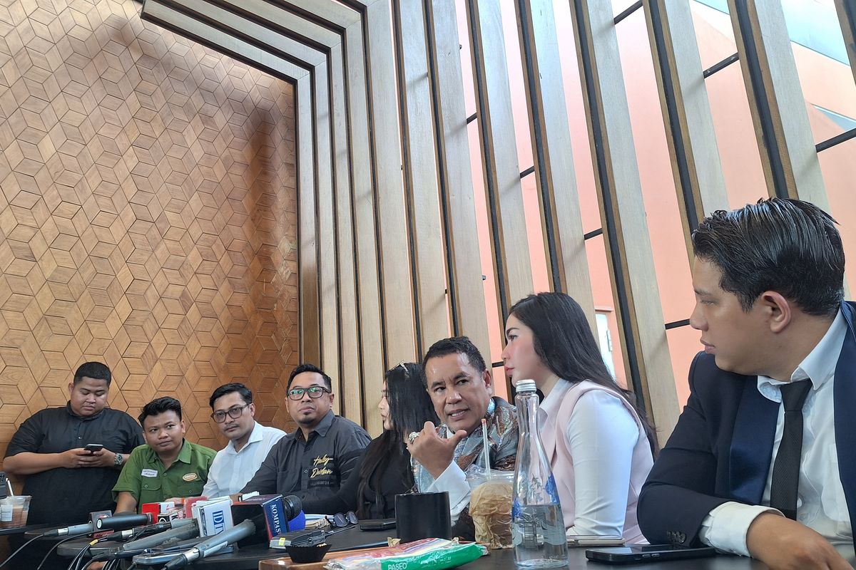 Kuasa hukum Vina Cirebo, Hotman Paris Hutapea melakukan jumpa pers di Mal Kelapa Gading, Jakarta Utara, Selasa (11/6/2024).