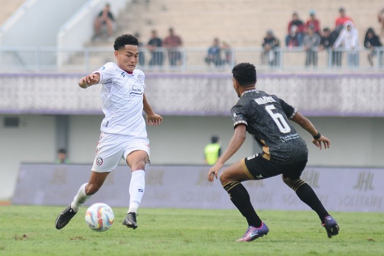 Pemain Arema FC, Mikael Alfredo Tata, dijaga pemain Dewa United dalam pertandingan pekan ke-1 Liga 1 2023-2024 yang berlangsung di Stadion Indomilk Arena, Tangerang, Minggu (2/7/2023) sore.