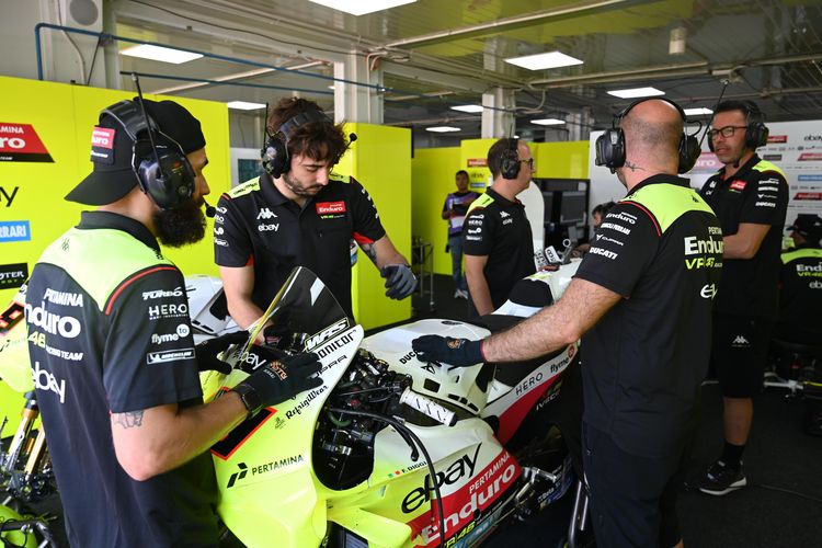 Crew tim Pertamina Enduro VR46 Racing Team mengecek kesiapan motor untuk sesi latihan race MotoGP Pertamina Grand Prix of Indonesia 2024 di Pertamina Mandalika International Circuit, Kuta, Lombok Tengah, Nusa Tenggara Barat pada Jumat (27/9/2024).