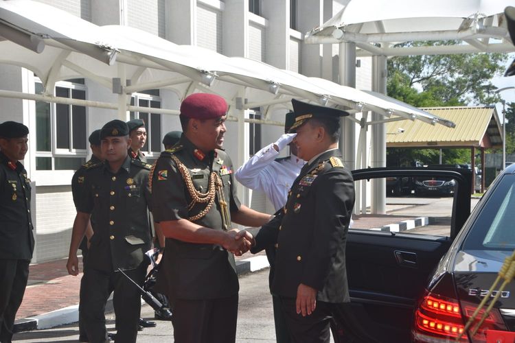 Kepala Staf Angkatan Darat (KSAD) Jenderal Dudung Abdurachman melaksanakan kunjungan kerja ke Brunei Darussalam.  Dalam kunjungan itu, Dudung mengunjungi Panglima Tentera Darat Diraja Brunei (TDDB), Brigadier General Dato Seri Pahlawan Saifulrizal bin Abdul Latif di Markas TDDB Berakas Garison, pada Senin (13/3/2023).