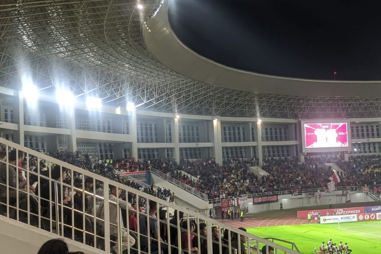 Suasana tribune sayap dan utara Stadion Manahan saat berlangsungnya laga Persis Solo vs Persib Bandung pada pekan ketujuh Liga 1 2023-2024, Selasa (8/8/2023) malam WIB. Pihak Persib sangat menyayangkan terjadinya insiden kericuhan suporter dalam pertandingan tersebut.