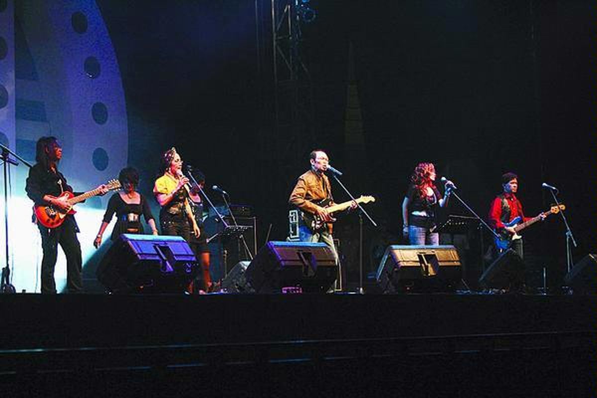 Grup rock Noor Bersaudara tampil pada acara Jakarta Rock Parade di kompleks Tennis Indoor Senayan, Jakarta, Jumat (11/7). Pesta musik ini menampilkan sekitar 100 band rock dan digelar selama tiga hari beturut-turut hingga Minggu (13/7). 