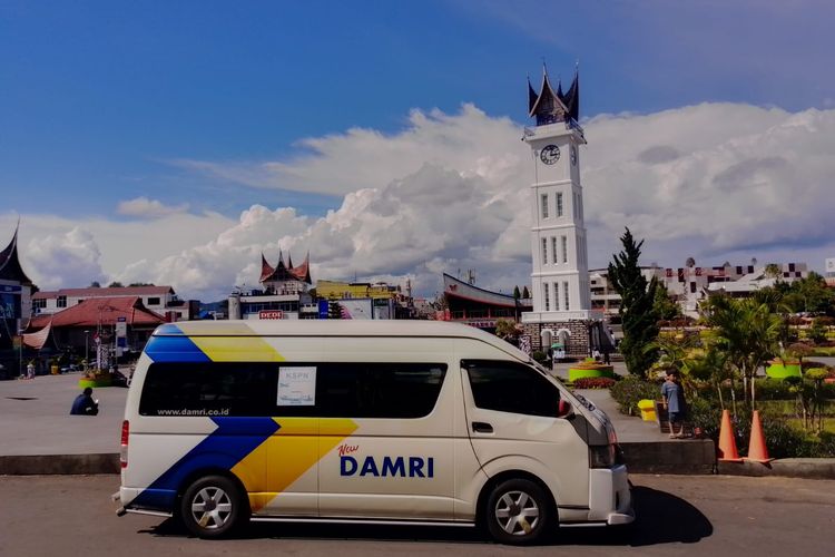 Potret Damri bandara yang melewati kawasan Jam Gadang, Bukittinggi. 