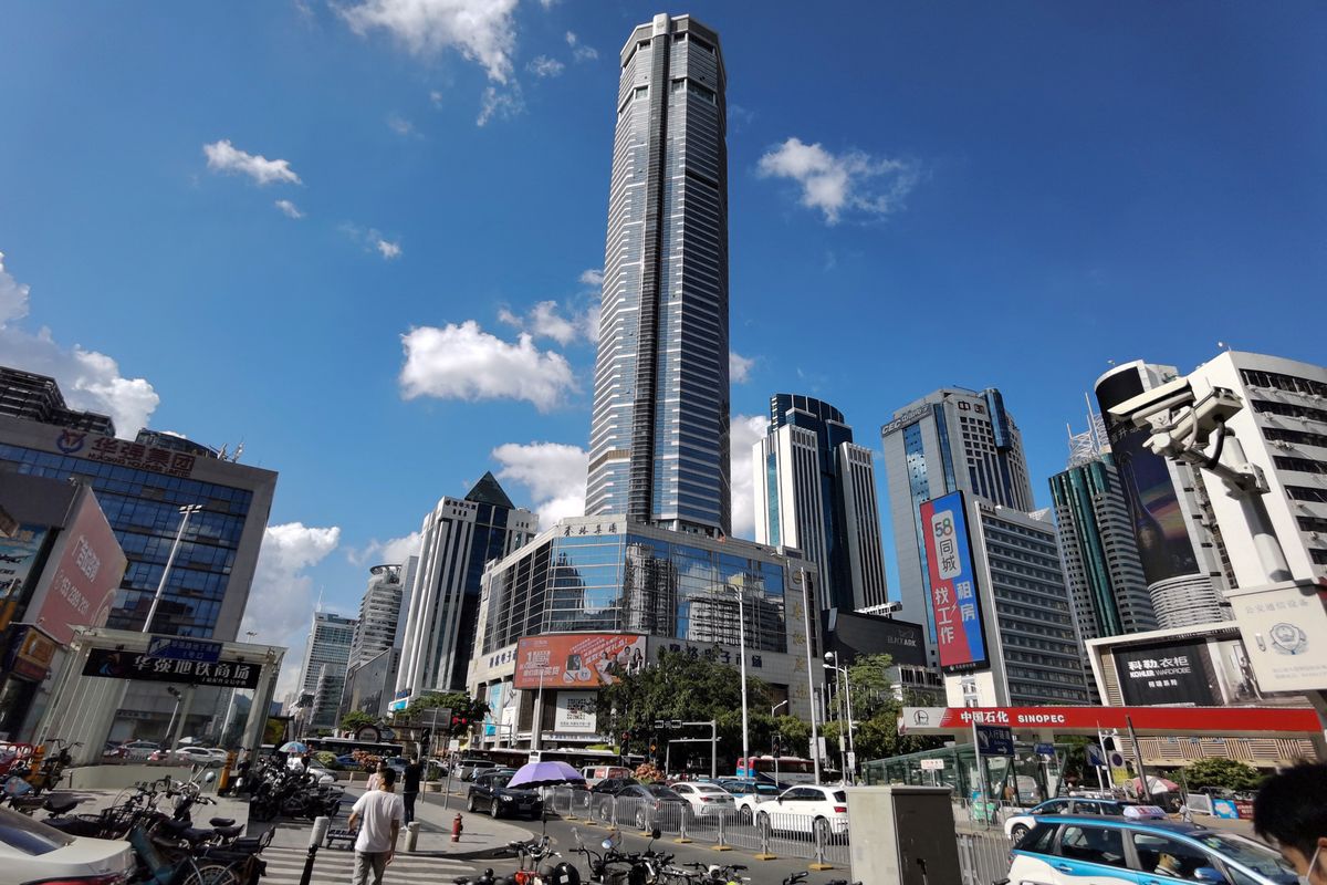 Gambar ini menunjukkan SEG Plaza sepanjang 300 meter di Shenzhen di provinsi Guangdong selatan China pada 19 Mei 2021, sehari setelah itu memicu kepanikan yang meluas ketika mulai bergetar dan dievakuasi.