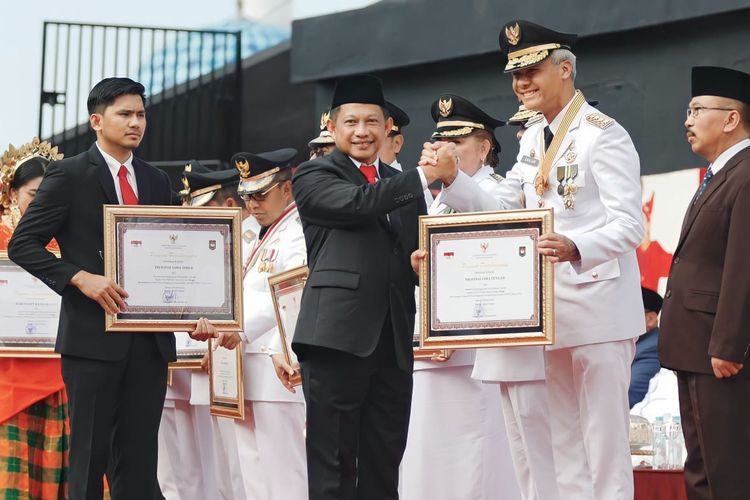 Gubernur Jawa Tengah (Jateng) Ganjar Pranowo menerima penghargaan untuk Jawa Tengah yang dinobatkan sebagai provinsi berkinerja terbaik secara nasional yang diserahkan Menteri Dalam Negeri (Mendagri) Tito Karnavian di Anjungan City of Makassar Pantai Losari, Sabtu (29/4/2023).
