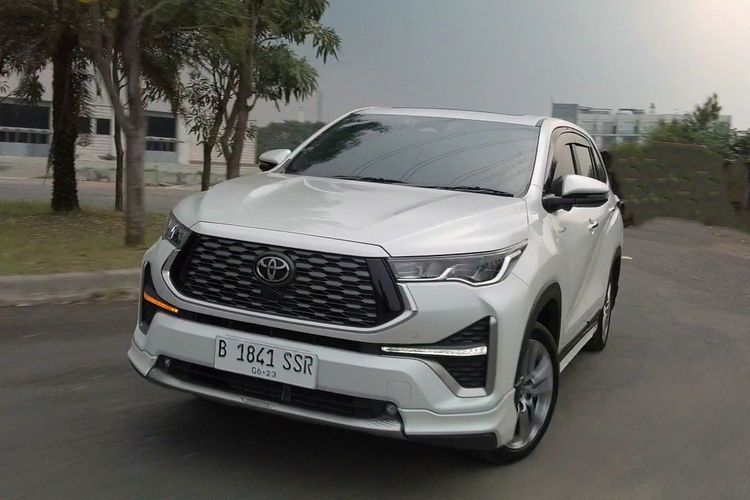 Raih 3 Penghargaan dari GridOto Award 2023, Intip Kerennya Kijang Innova Zenix Hybrid