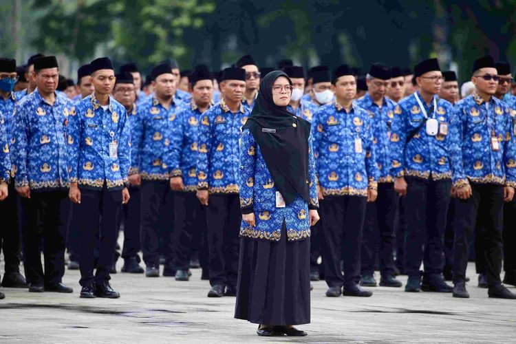 Aparatur sipil negara (ASN) Pemerintah Provinsi (Pemprov) Daerah Khusus Ibu Kota (DKI) Jakarta melakukan upacara.