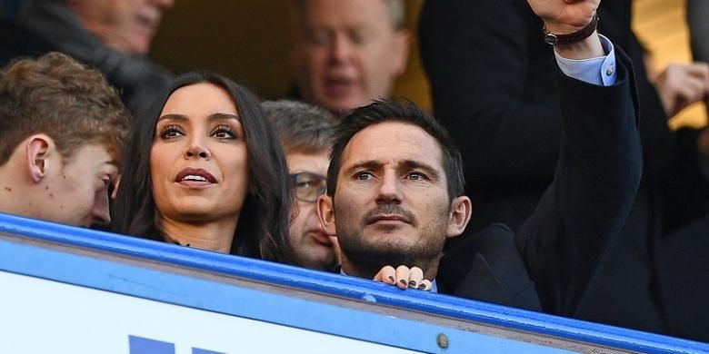 Frank Lampard bersama istrinya, Christine Bleakley, menyaksikan langsung pertandingan Premier League antara Chelsea dan West Bromwich Albion, di Stadion Stamford Bridge, 11 Desember 2016.