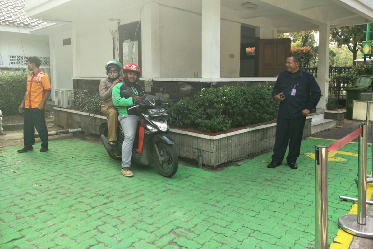 Area drop off ojek online di Balai Kota DKI Jakarta, Senin (30/7/2018). 